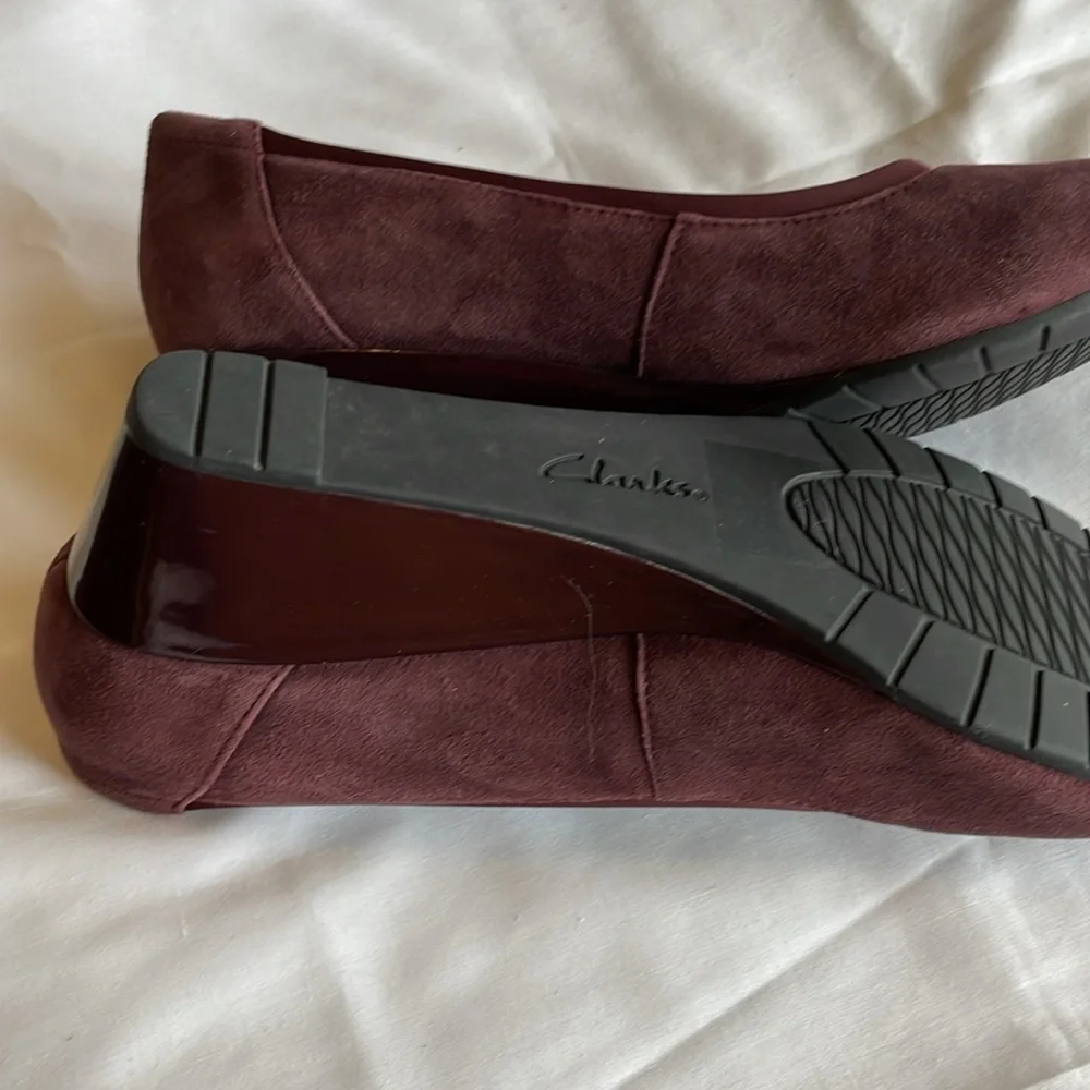 Clarks Collection Maroon Suede Wedge Shoes. Very Good Condition. Size 10M.